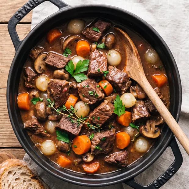 Bœuf bourguignon aux champignons servi avec du pain